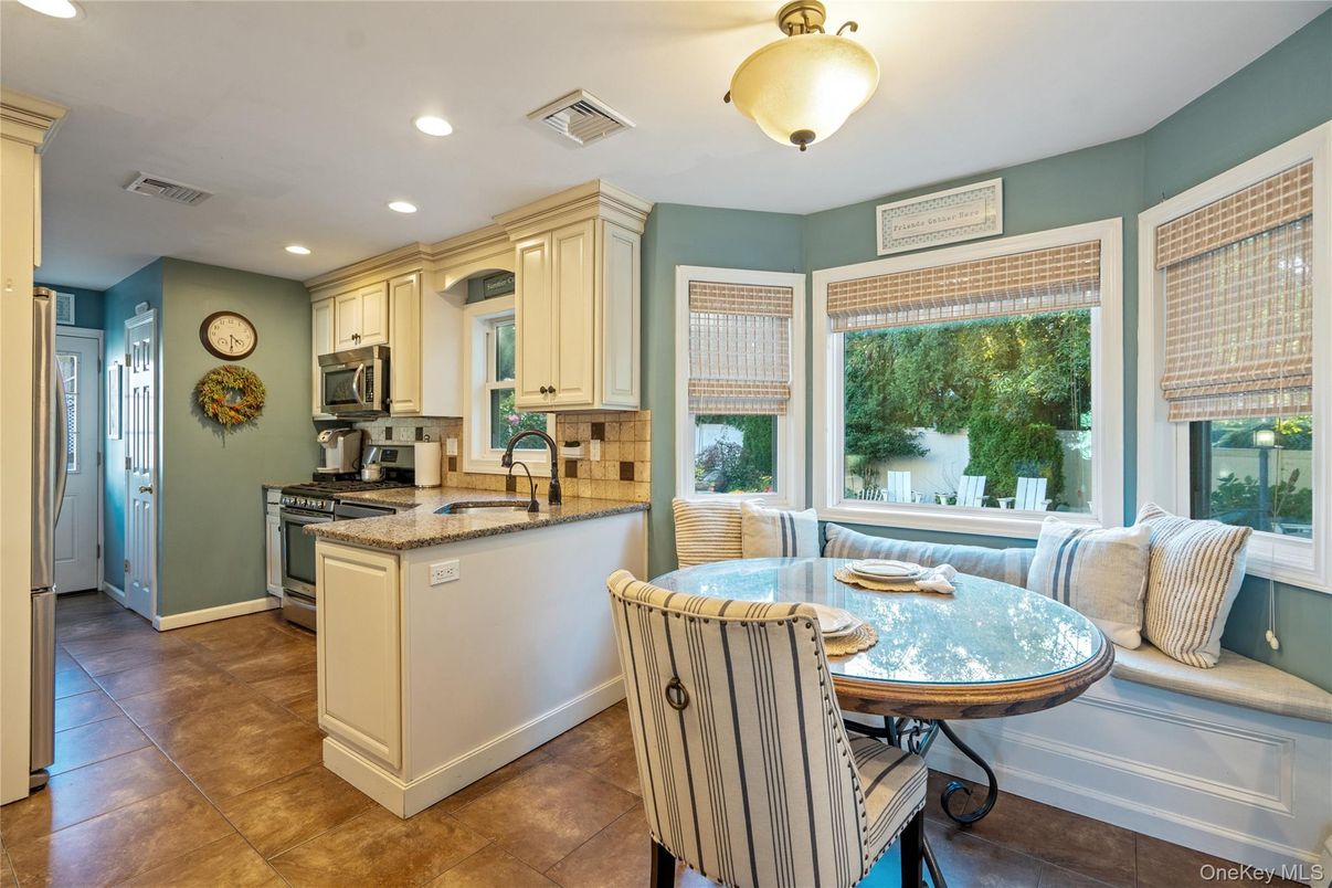 Dining room, Interior, Kitchen, Recessed Lighting, Stainless Steel Appliances