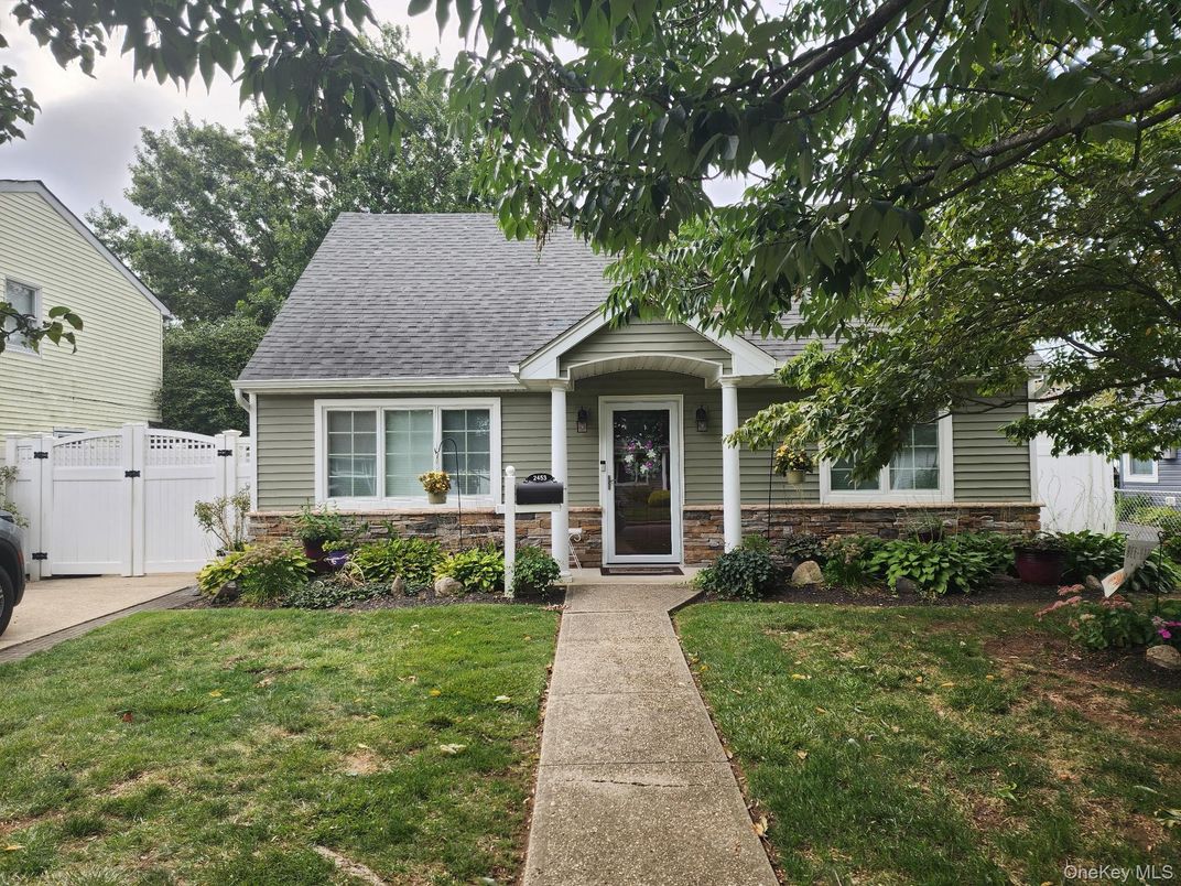 Exterior, Facade, Cape Cod