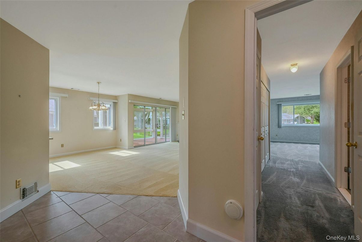 Chandelier, Empty room, Interior, Pendant Lights