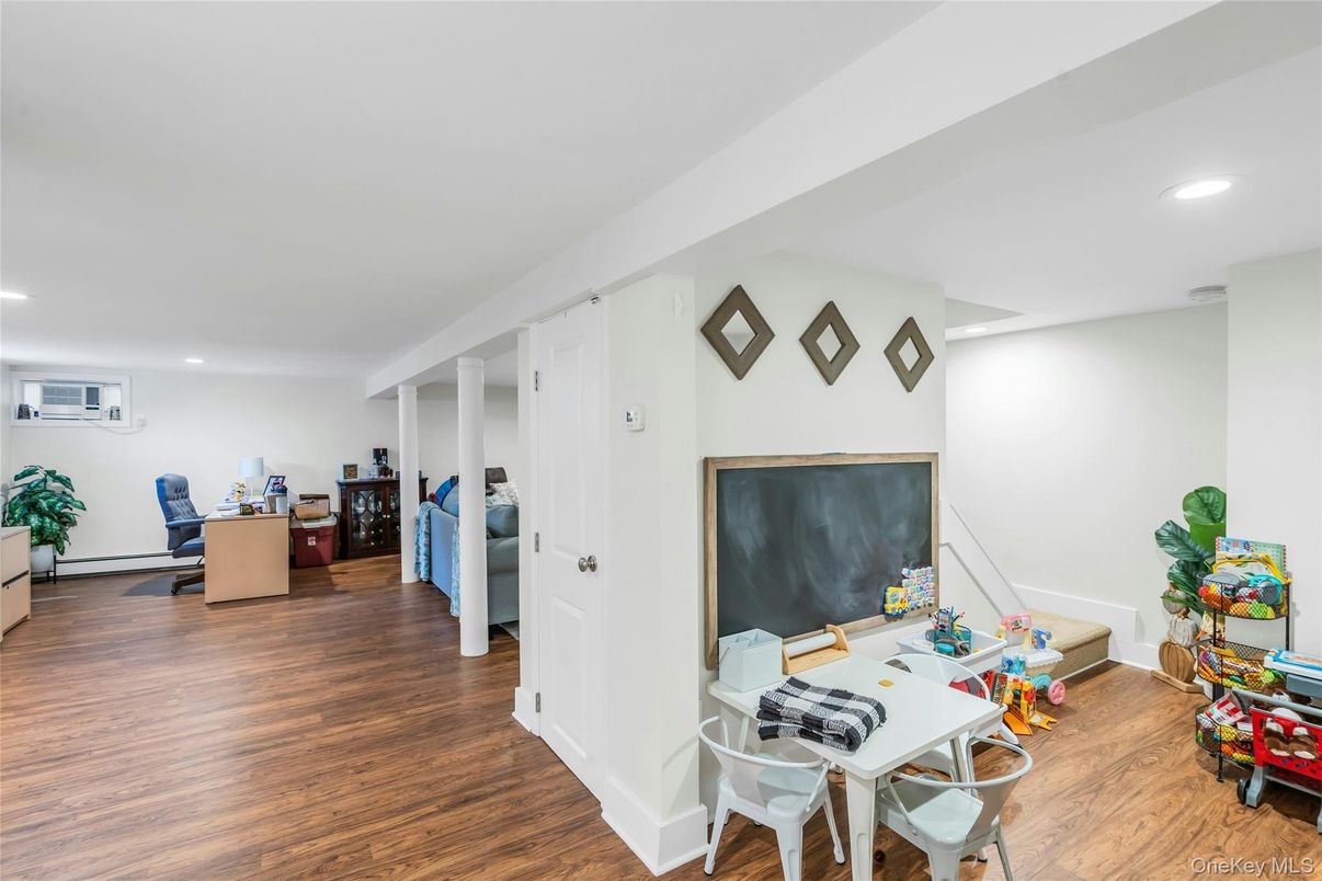 Interior, Recessed Lighting, Wood Texture Flooring