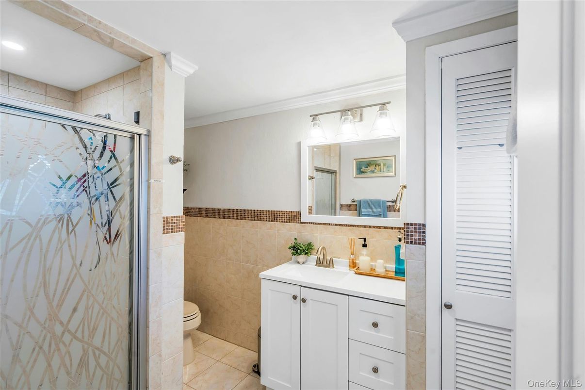Bathroom, Interior, Recessed Lighting