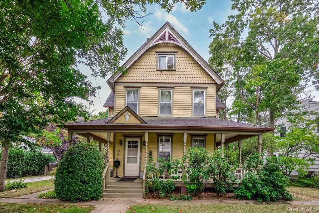 Exterior, Facade, Queen Anne Victorian
