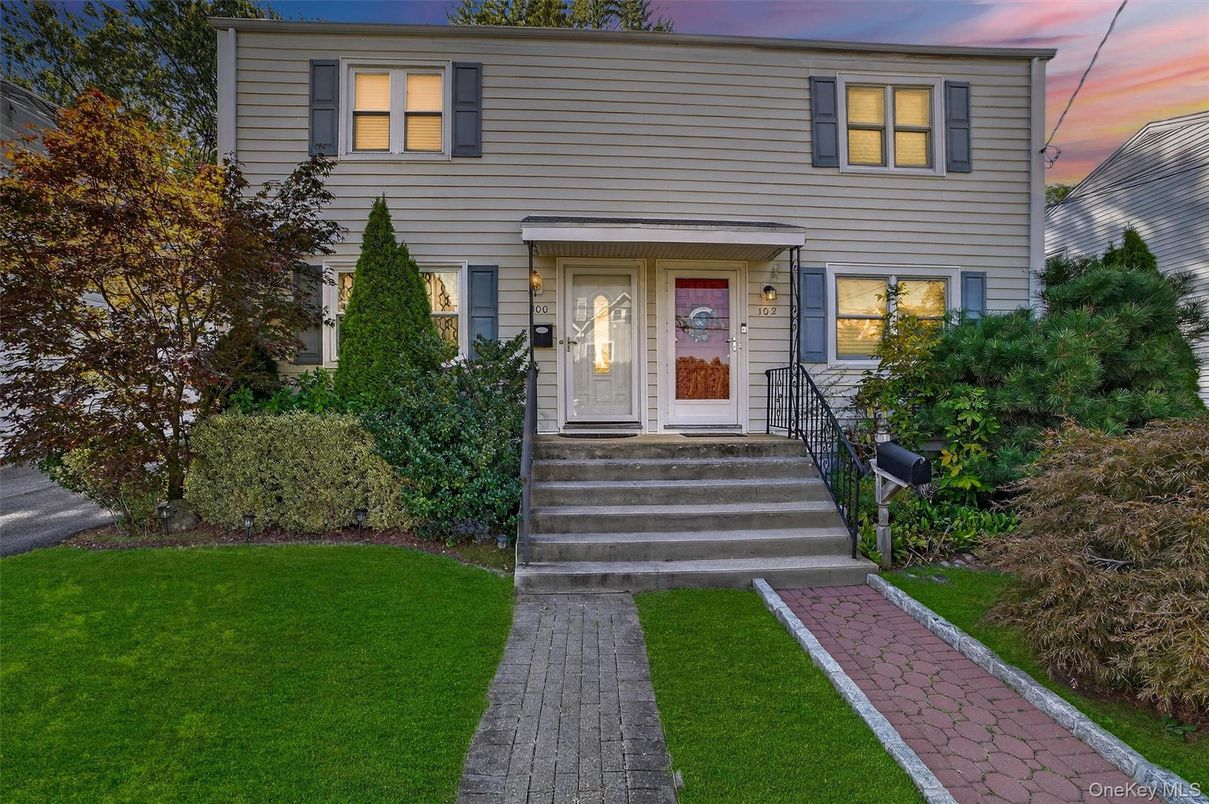 Exterior, Facade, Raised Ranch