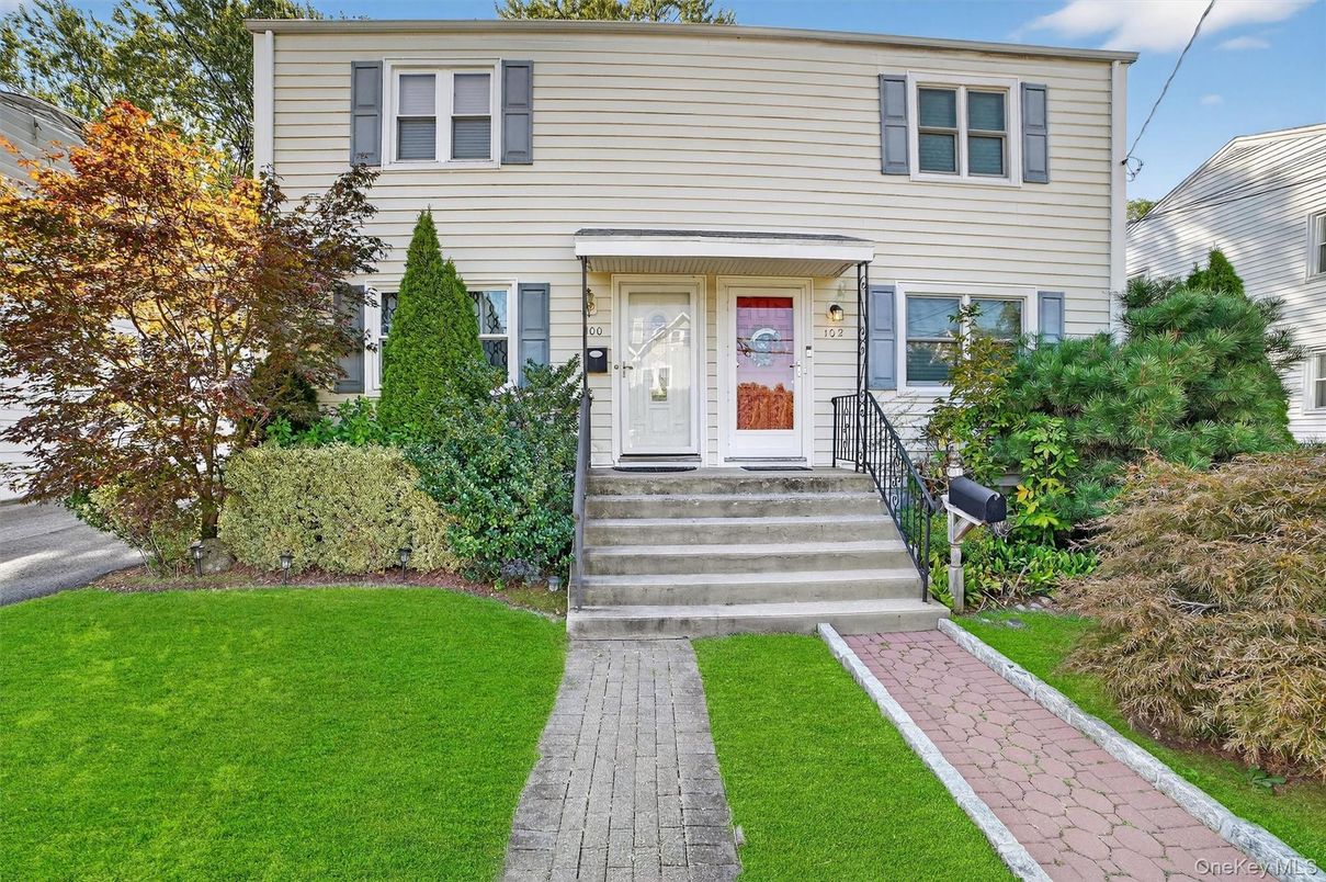 Exterior, Facade, Raised Ranch