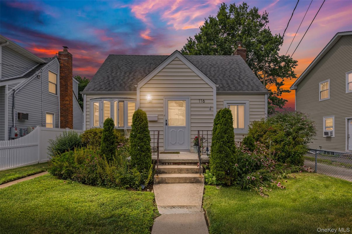 Exterior, Facade, Cape Cod