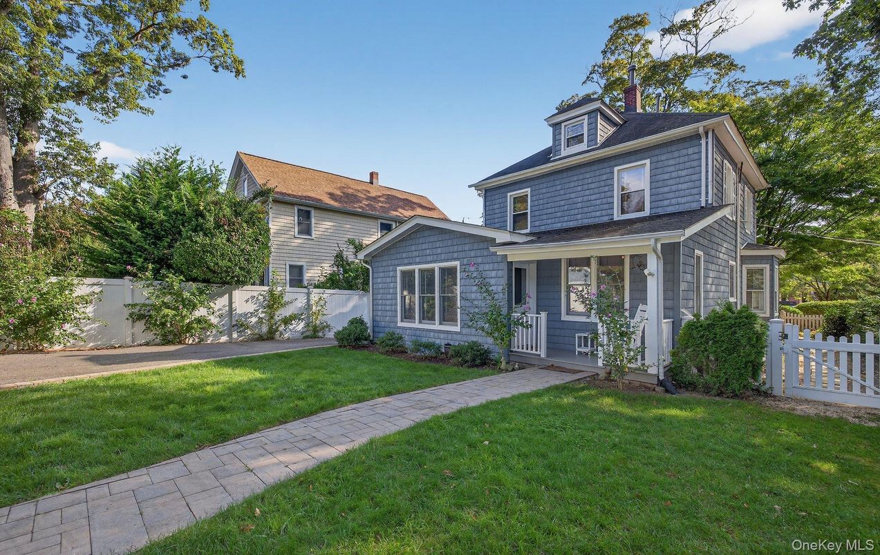 Exterior, Facade, American Foursquare