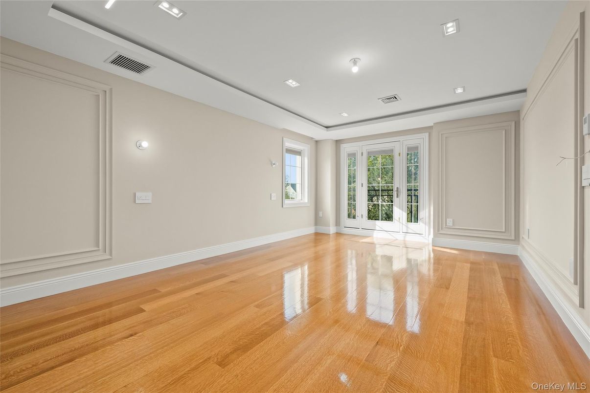 Empty room, Interior, Recessed Lighting, Wood Texture Flooring