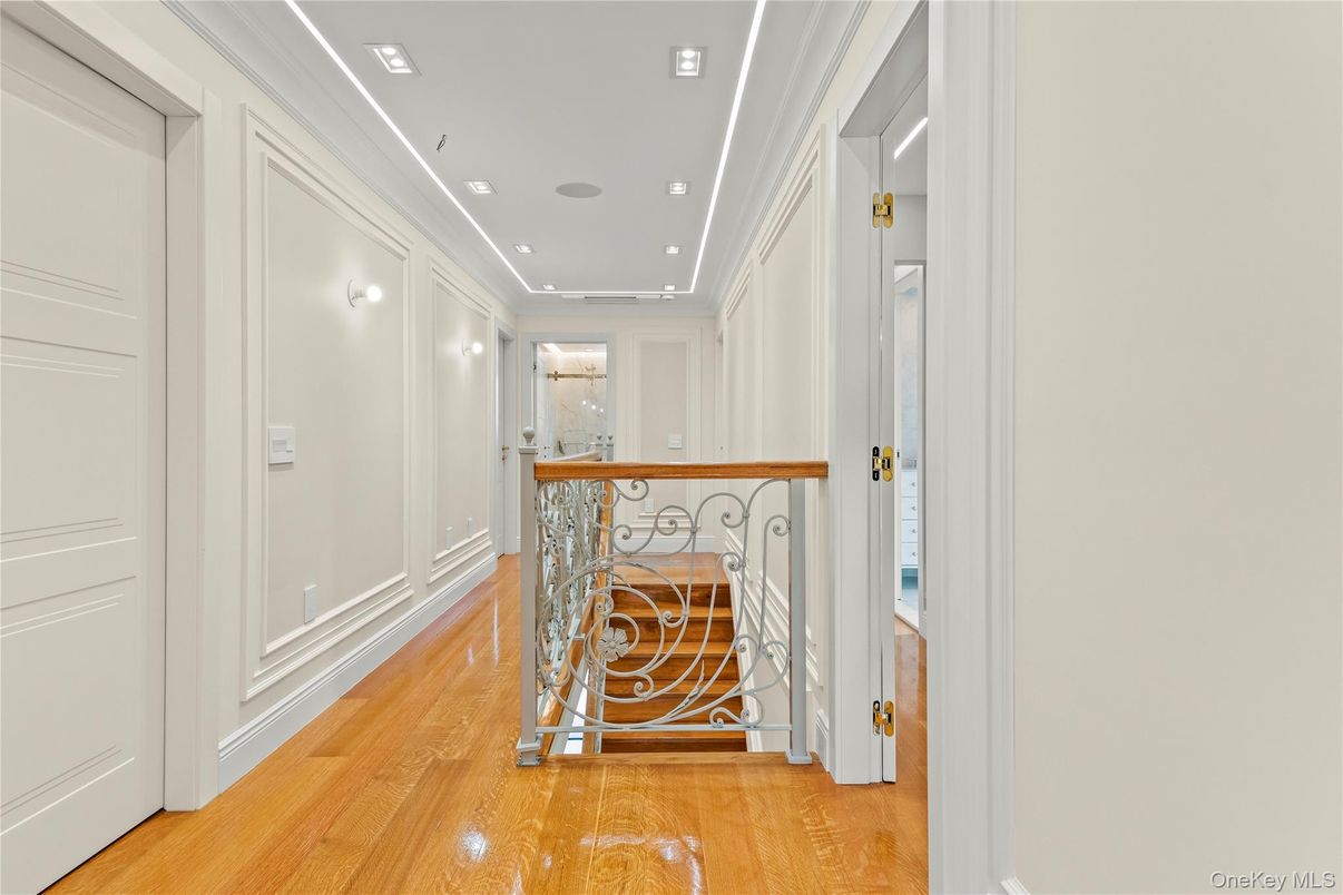 Interior, Recessed Lighting, Wood Texture Flooring