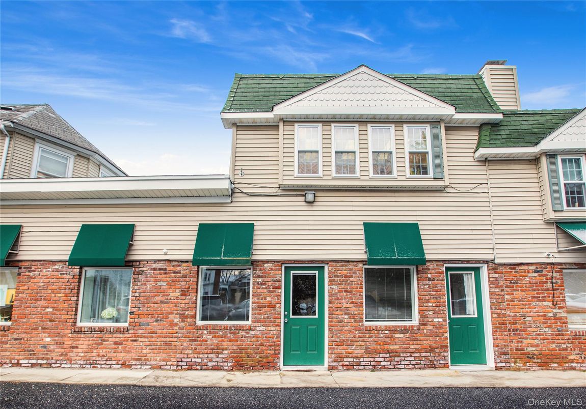 Exterior, Facade, Brick Facade, Queen Anne Victorian