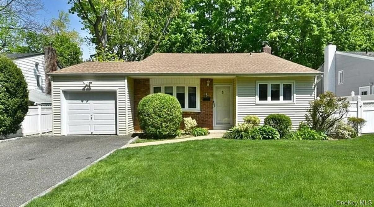 Attached, Exterior, Facade, Brick Facade, Ranch