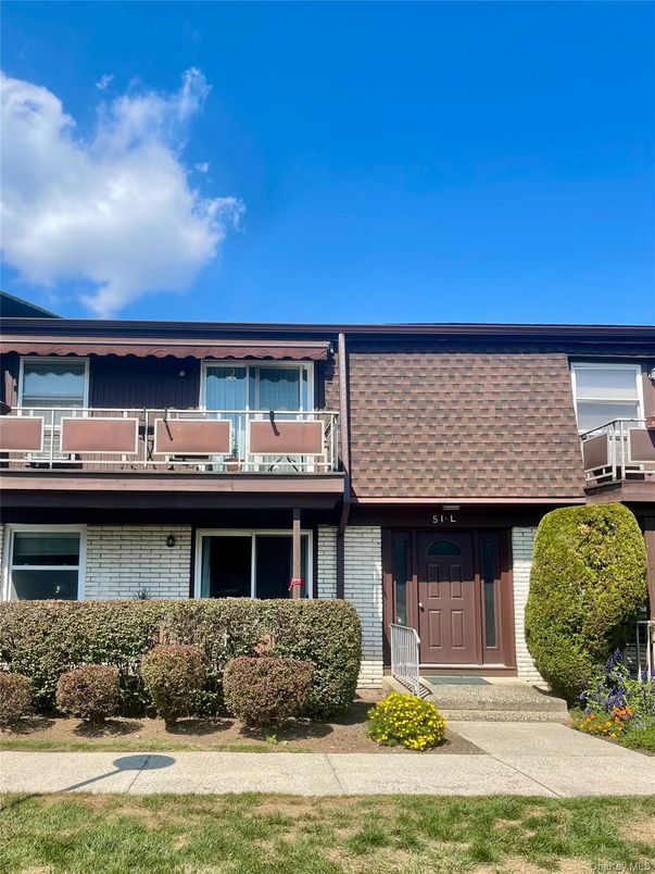 Exterior, Facade, Raised Ranch