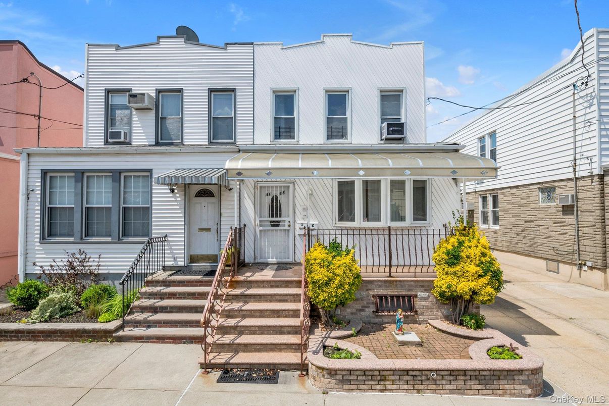 Exterior, Facade, Rowhouse