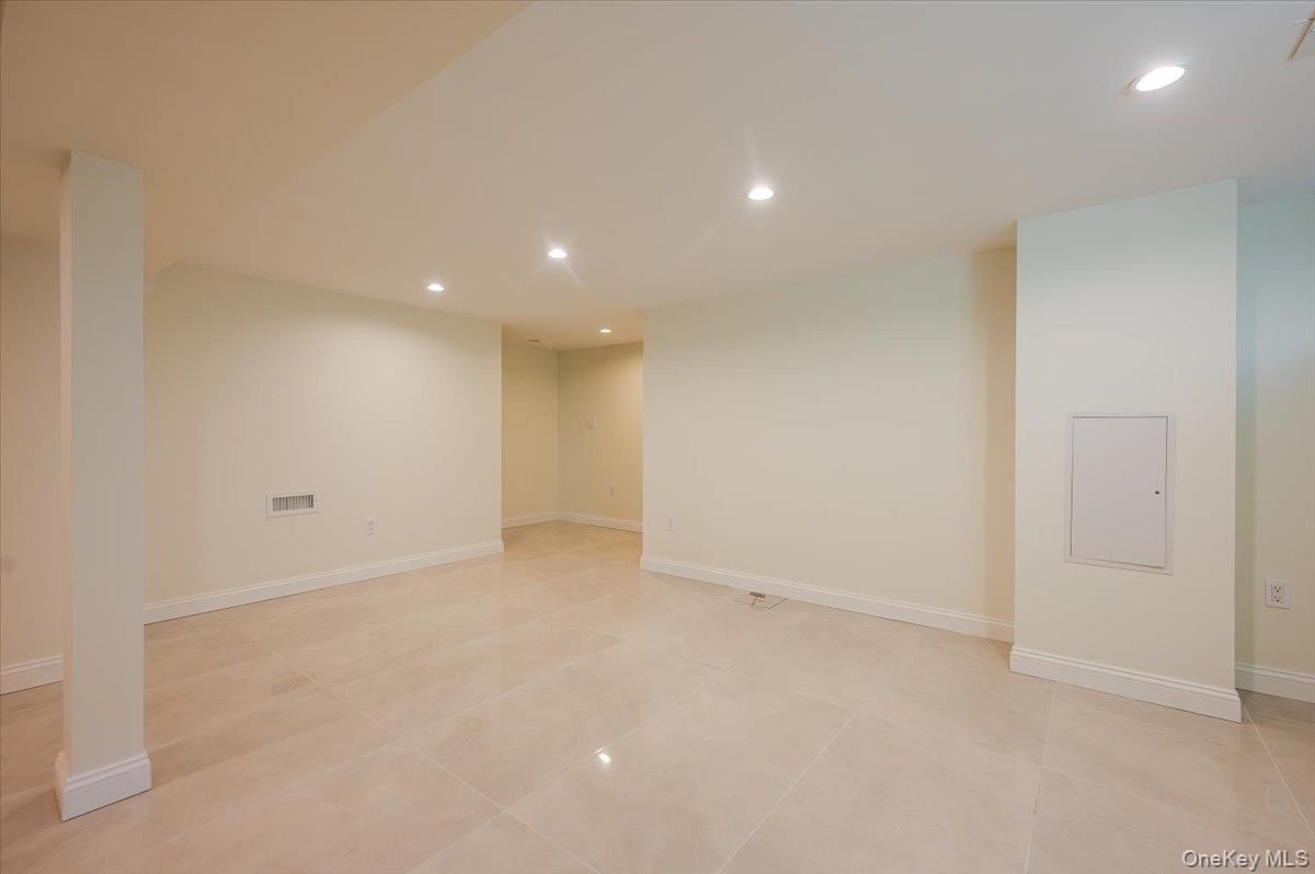 Empty room, Interior, Recessed Lighting