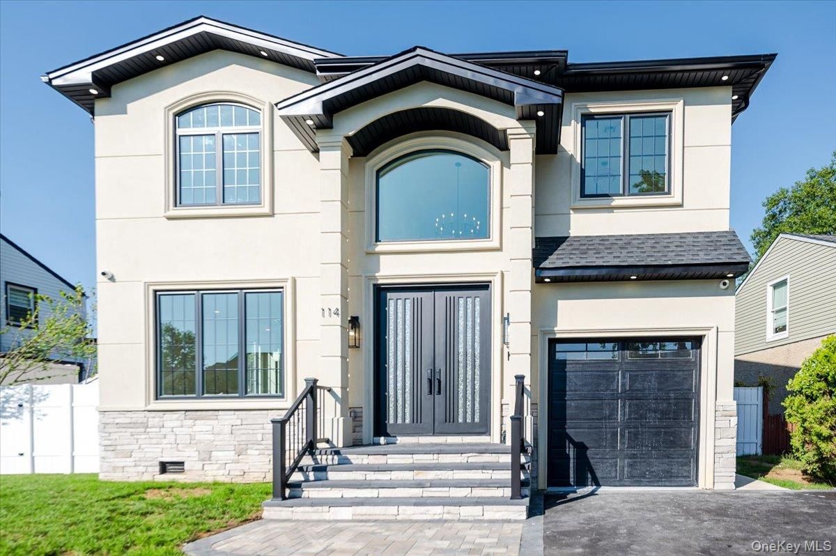 Attached, Exterior, Facade, Mediterranean