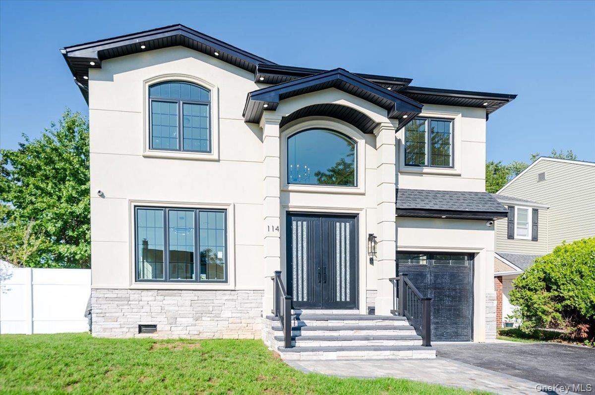 Attached, Exterior, Facade, Mediterranean