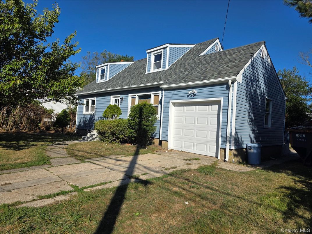 Attached, Exterior, Facade, Cape Cod