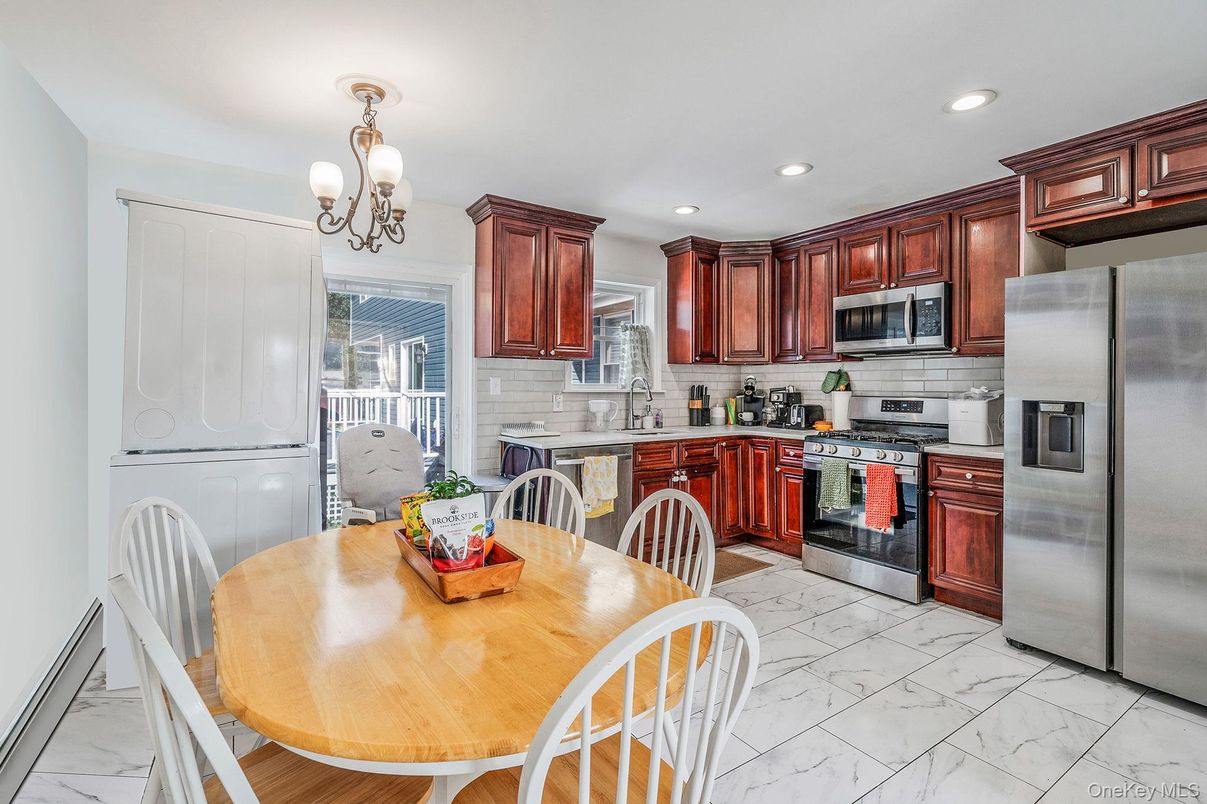 Chandelier, Dining room, Interior, Kitchen, Marble, Recessed Lighting, Stainless Steel Appliances