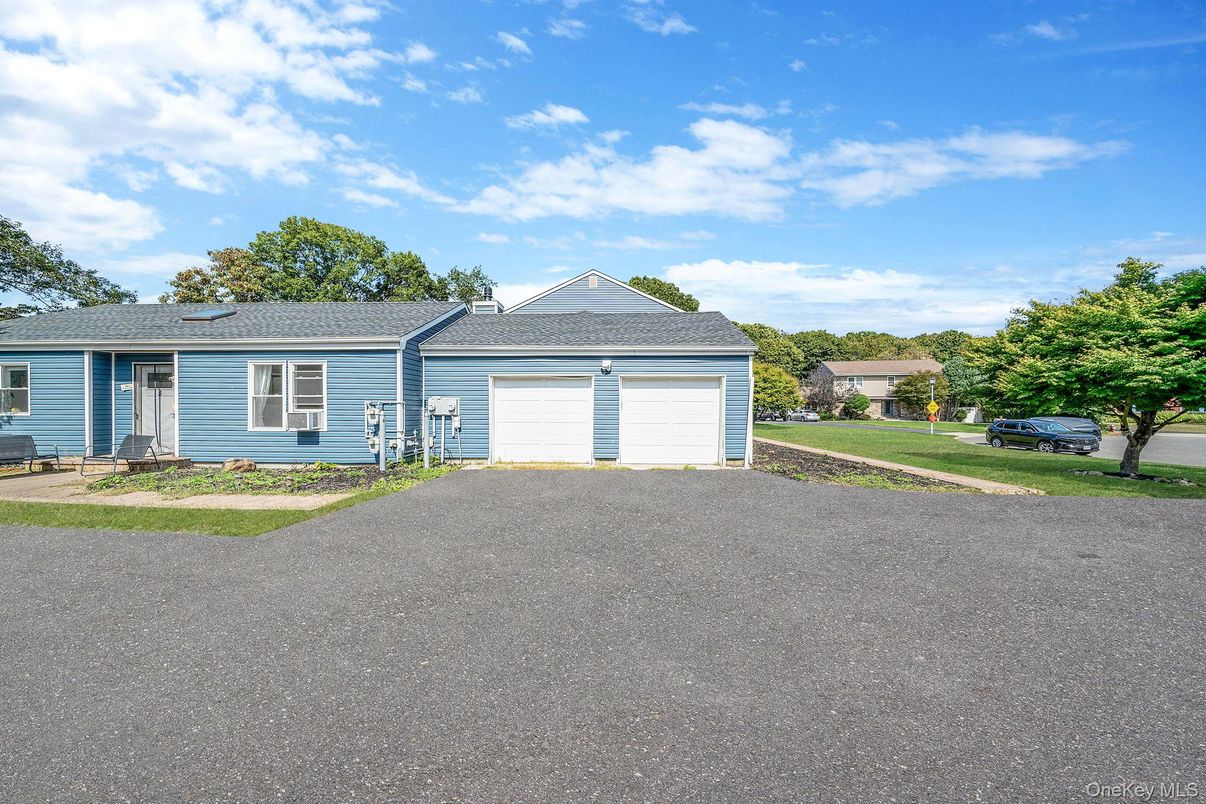 Attached, Exterior, Facade, Ranch