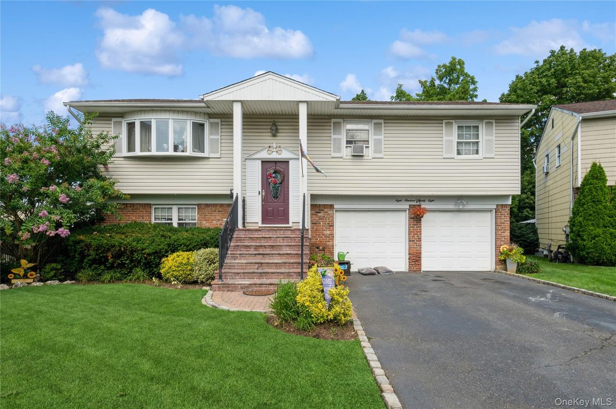 Attached, Exterior, Facade, Brick Facade, Raised Ranch