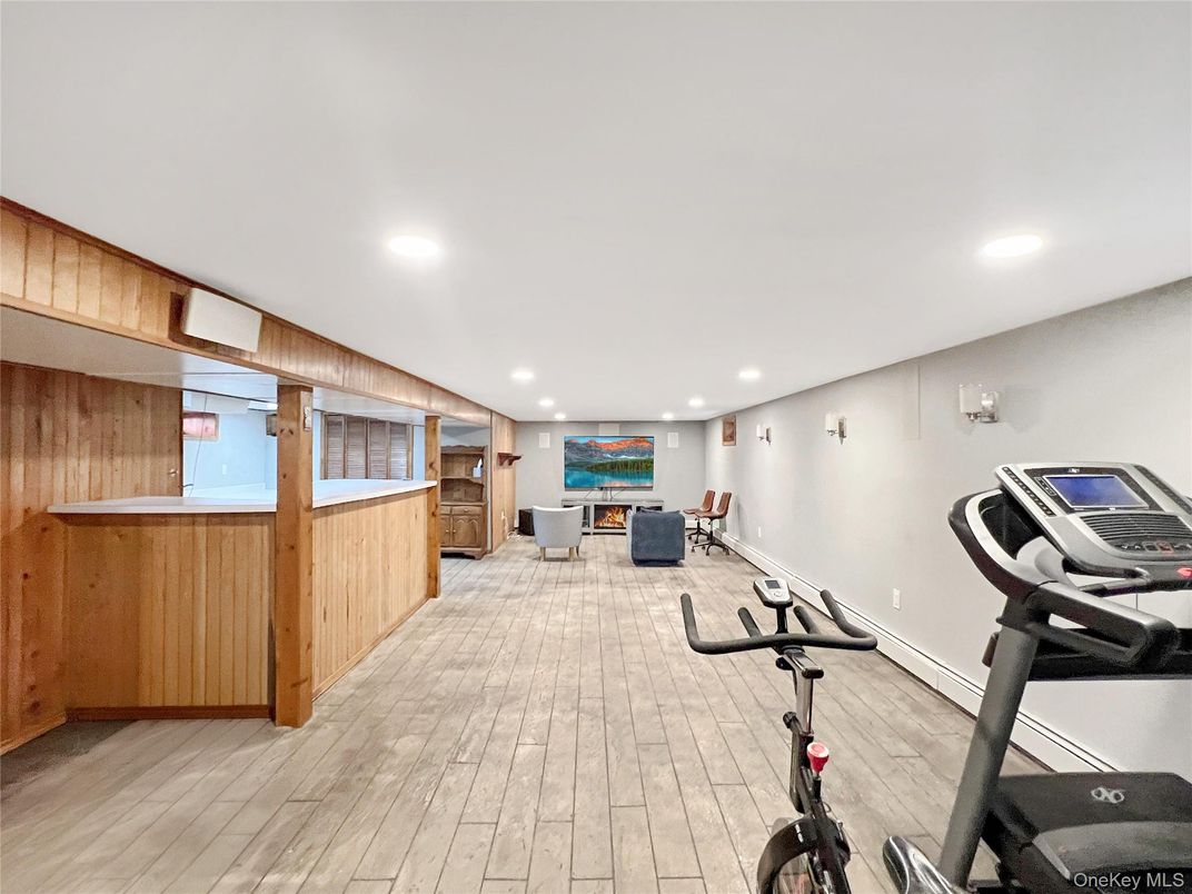 Fitness Equipment, Interior, Recessed Lighting, Wood Texture Flooring