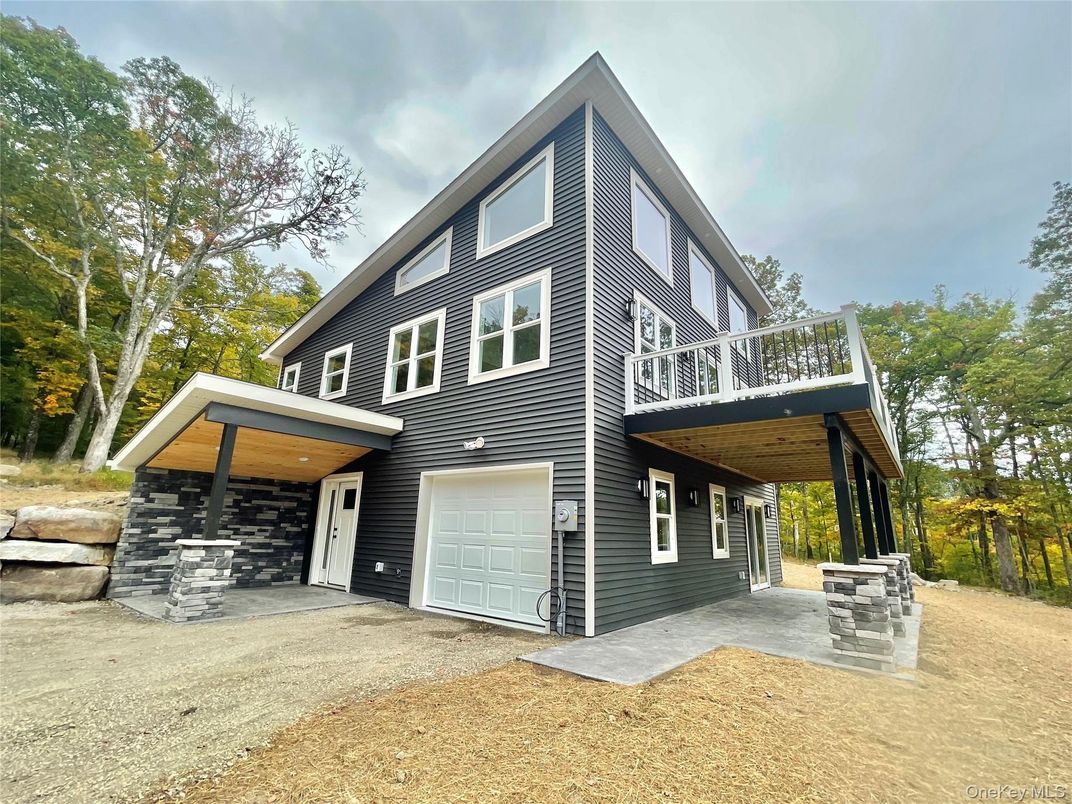 Attached, Exterior, Facade, Farmhouse