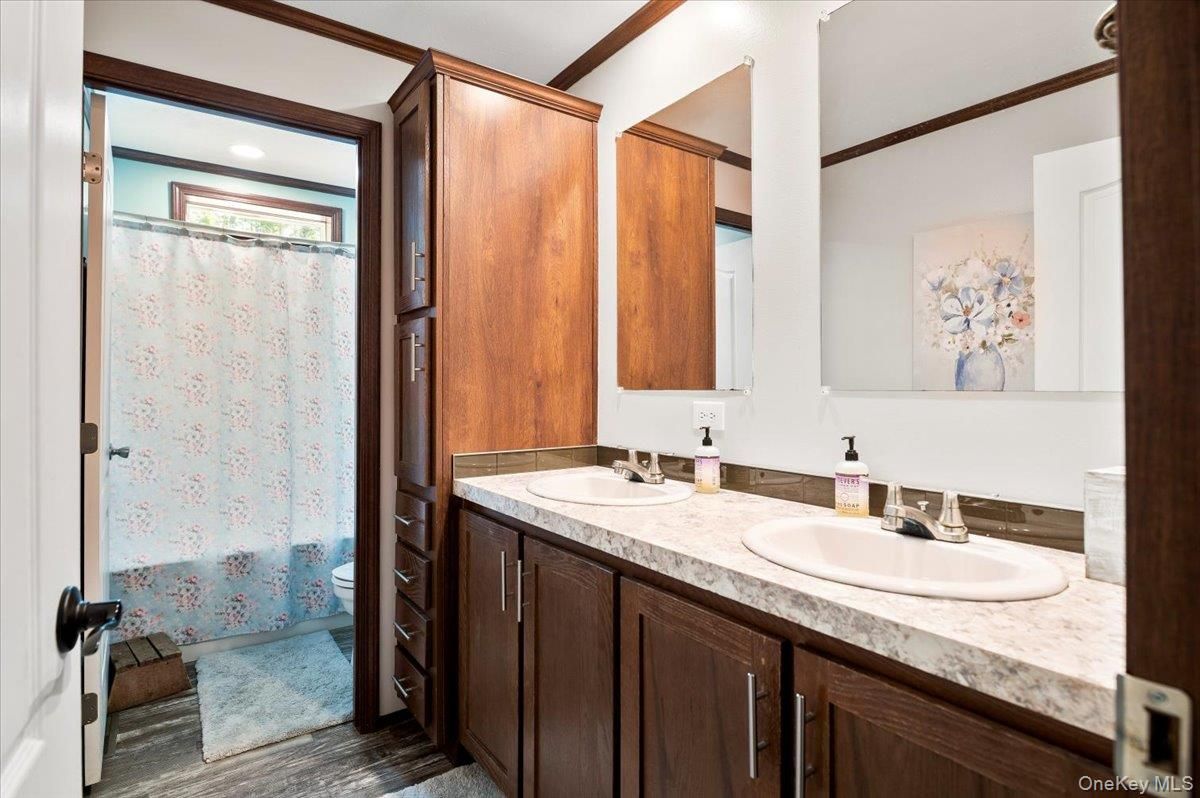 Bathroom, Dual Sink Vanities, Interior, Recessed Lighting