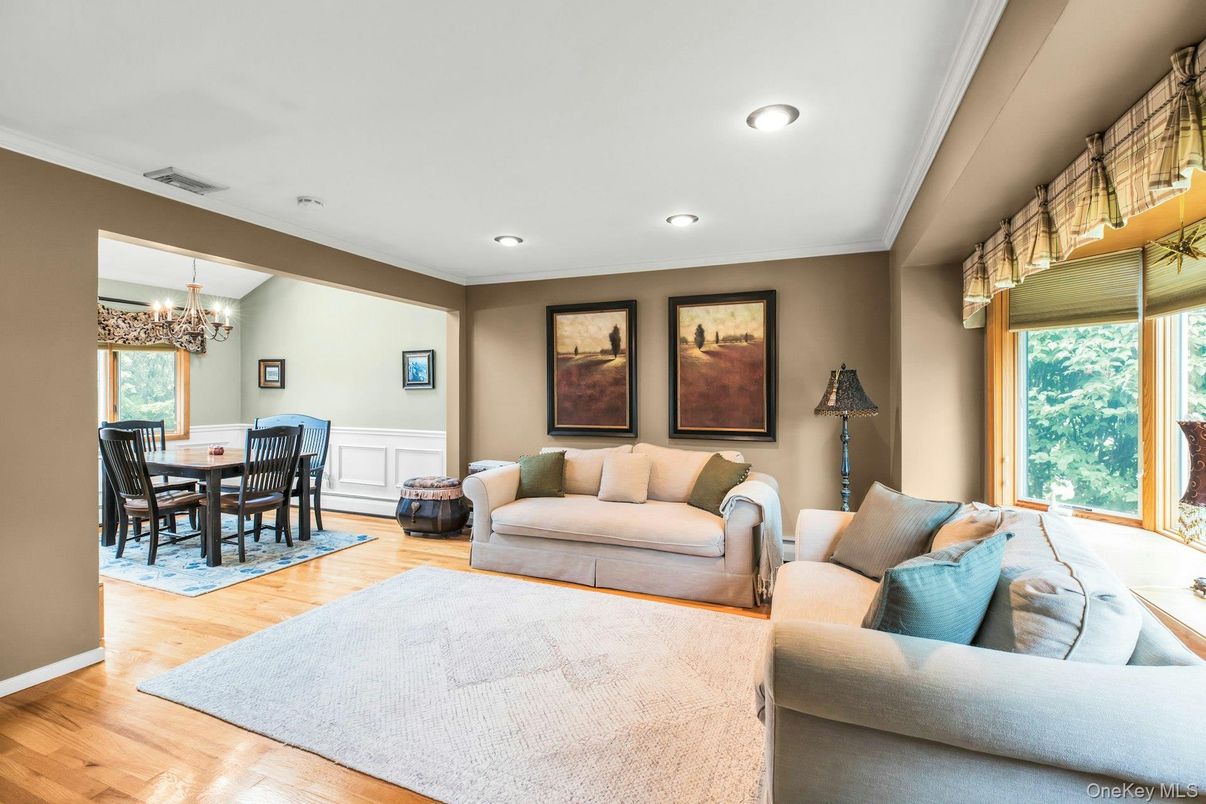 Chandelier, Dining room, Interior, Living room, Recessed Lighting, Wood Texture Flooring