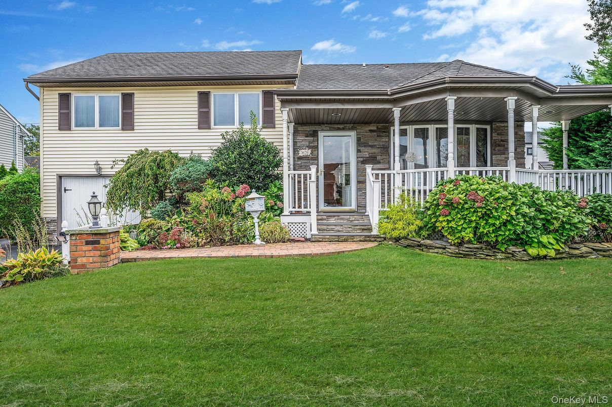 Attached, Exterior, Facade, Split Level