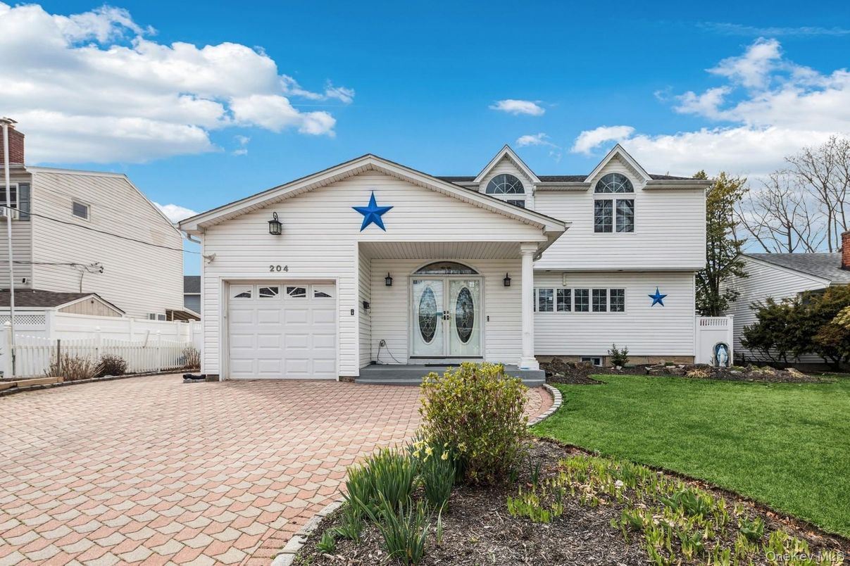 Attached, Exterior, Facade, Farmhouse