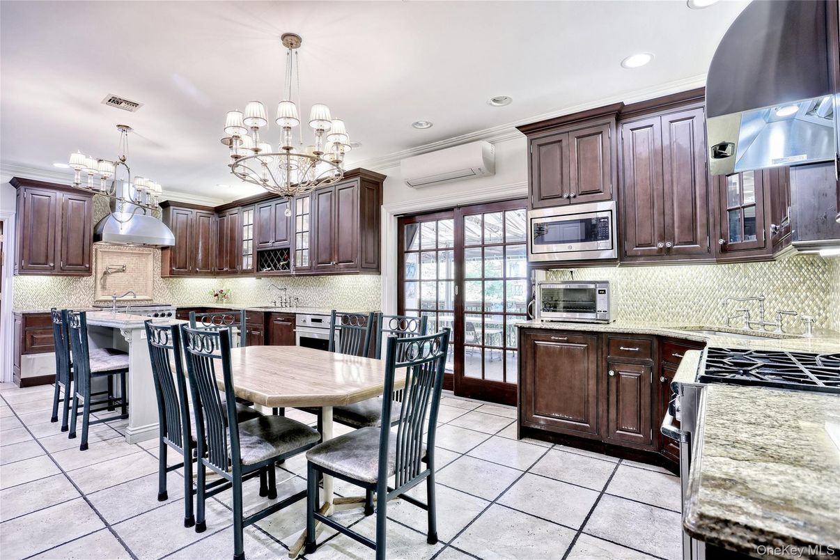 Chandelier, Dining room, Interior, Kitchen, Recessed Lighting, Stainless Steel Appliances