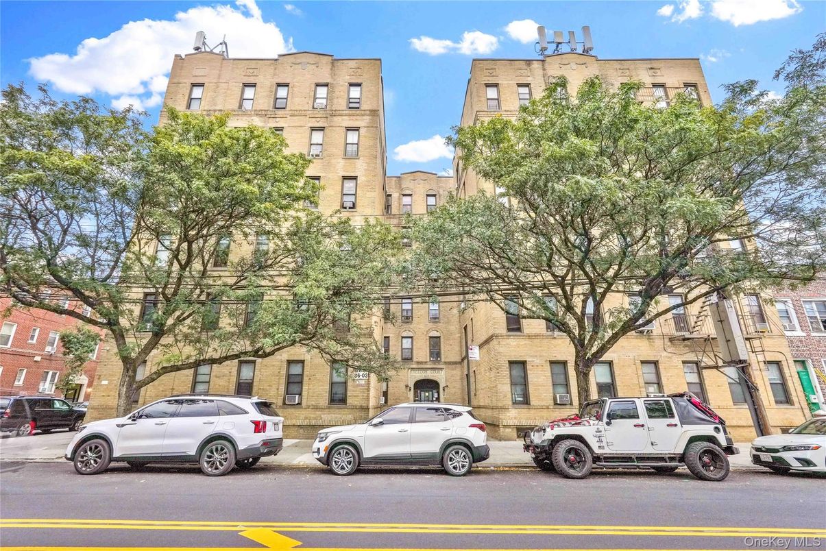 Exterior, Facade, Rowhouse