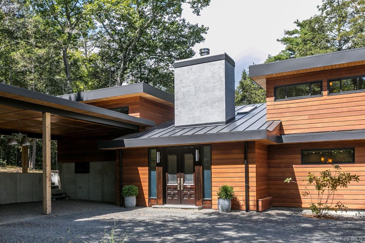 Exterior, Facade, Modern