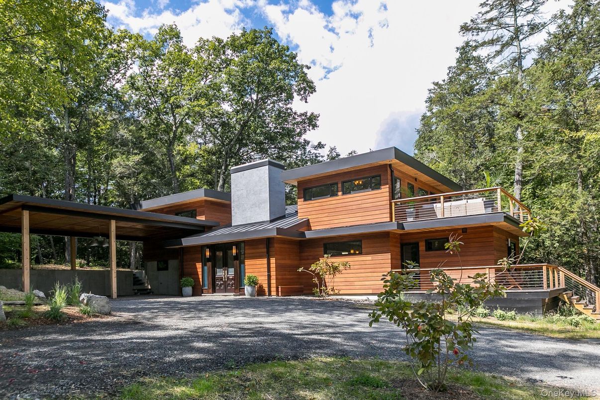 Exterior, Facade, Log Home
