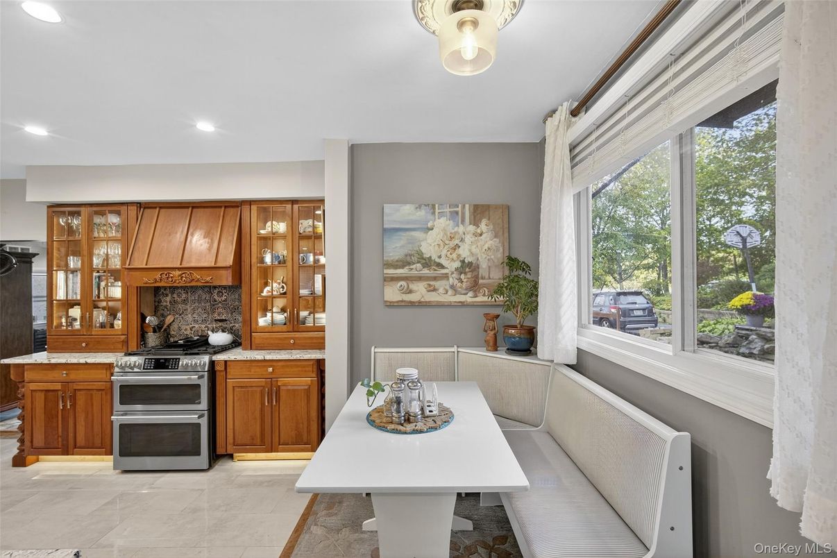 Dining room, Interior, Kitchen, Recessed Lighting, Stainless Steel Appliances