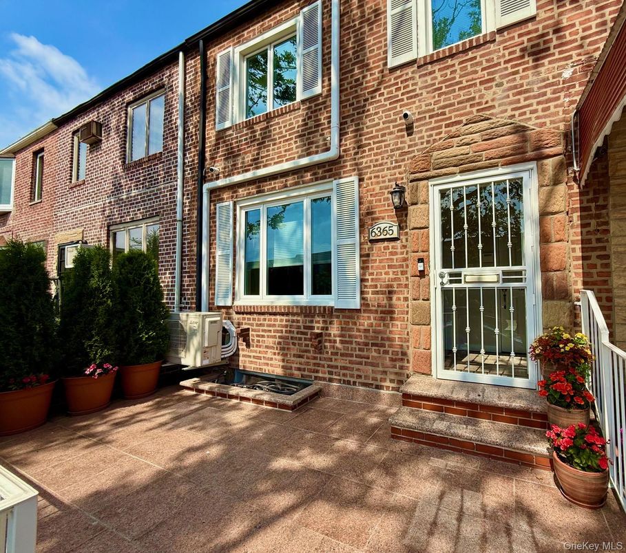 Exterior, Facade, Brick Facade, Rowhouse