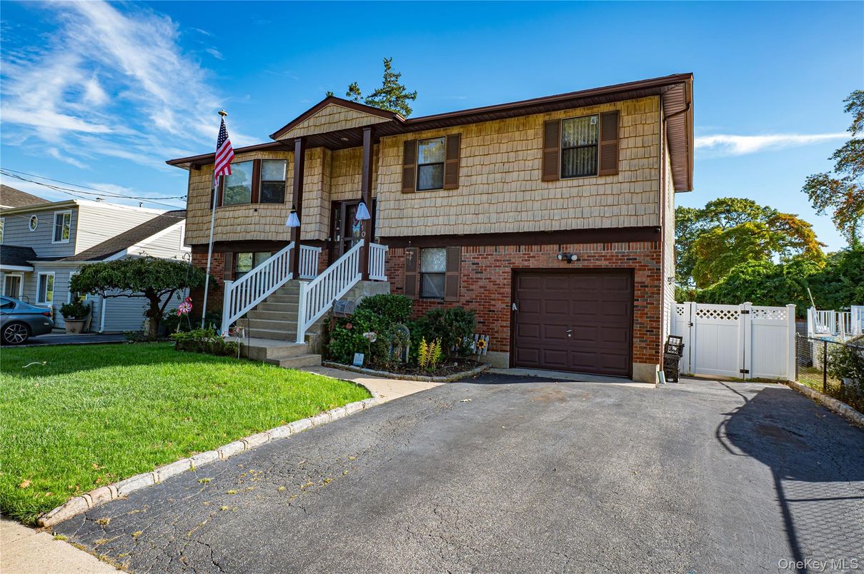 Attached, Exterior, Facade, Brick Facade, Raised Ranch