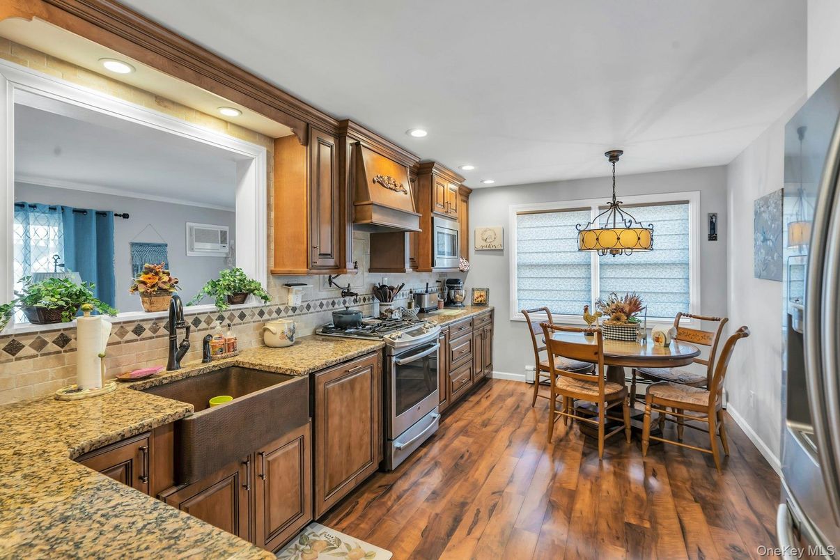 Dining room, Interior, Kitchen, Pendant Lights, Recessed Lighting, Wood Texture Flooring