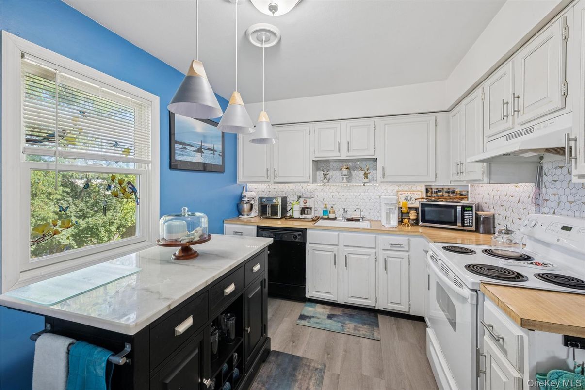 Interior, Kitchen, Pendant Lights, Wood Texture Flooring
