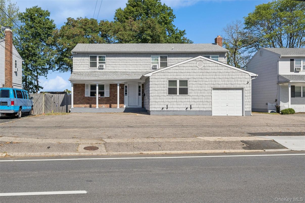 Attached, Exterior, Facade, Brick Facade, Split Level