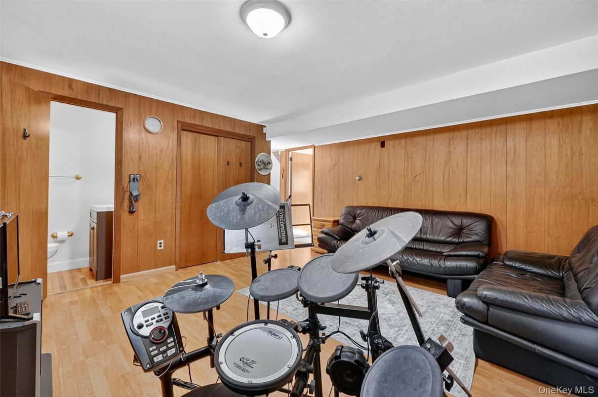 Fitness Equipment, Interior, Living room, Wood Texture Flooring, Wooden Walls