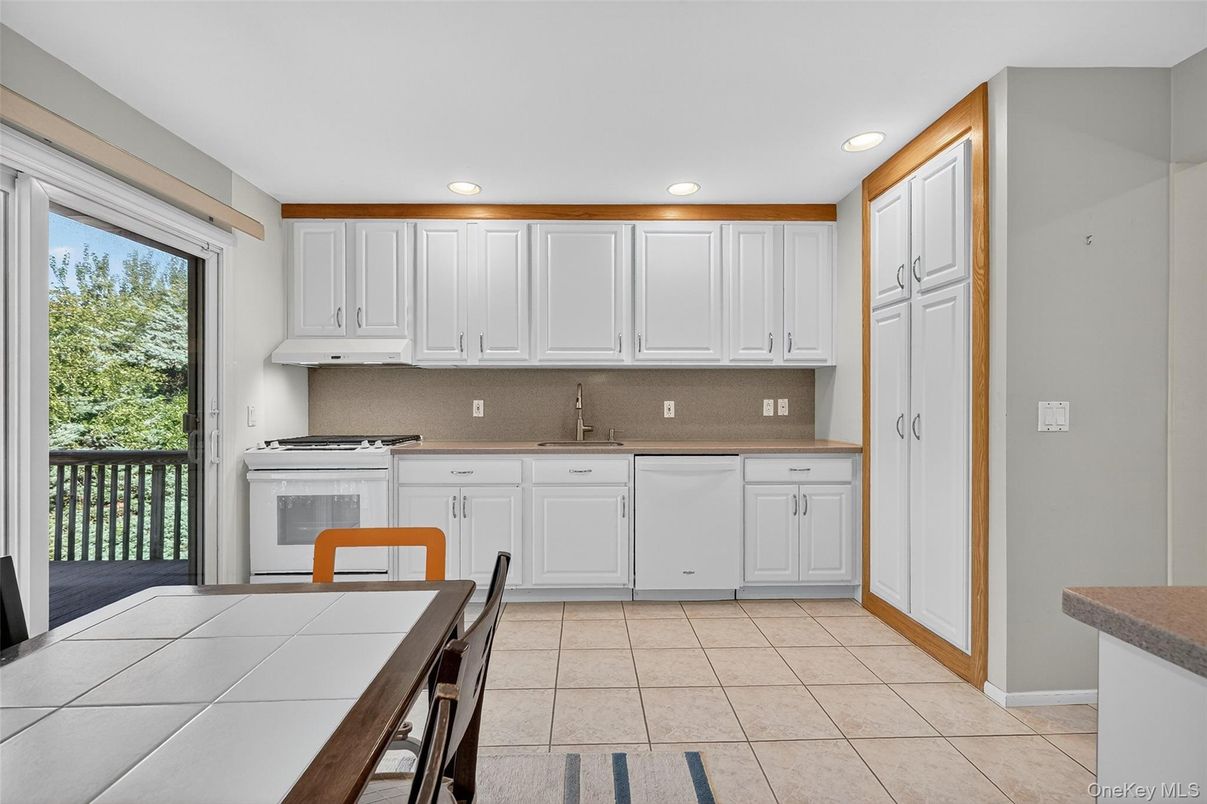 Dining room, Interior, Kitchen, Recessed Lighting, Tile Countertops