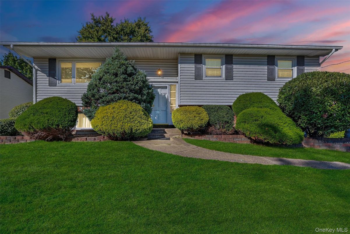 Exterior, Facade, Split Level