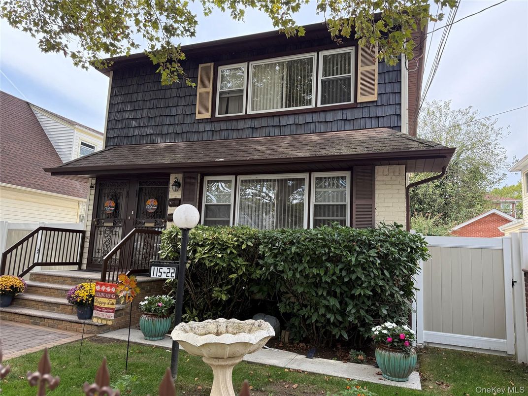 Exterior, Facade, American Foursquare