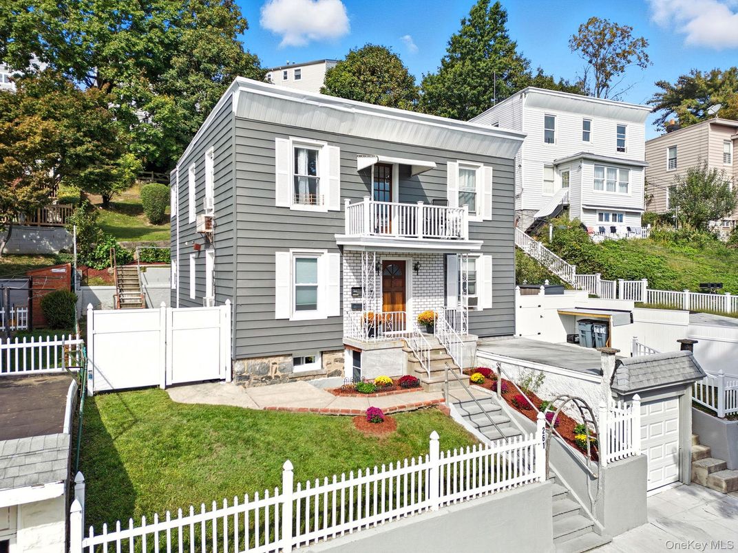 Exterior, Facade, Rowhouse