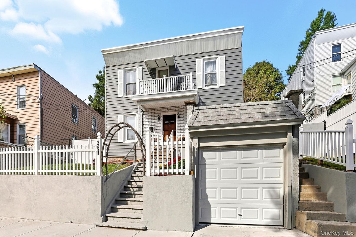 Attached, Exterior, Facade, Modern