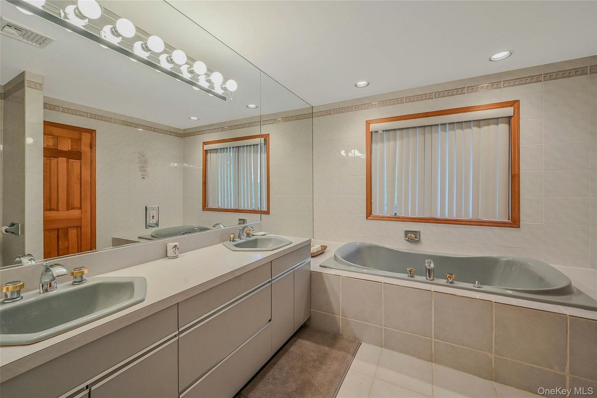 Bathroom, Dual Sink Vanities, Interior, Recessed Lighting