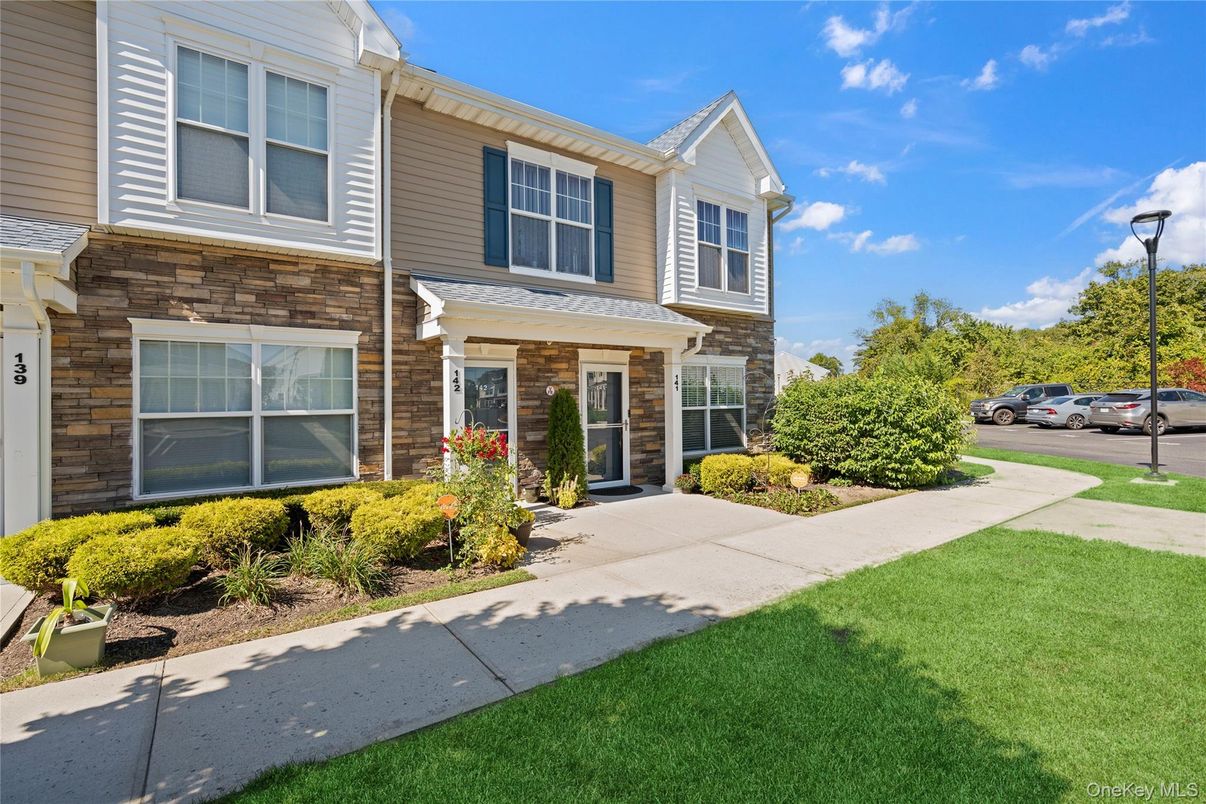 Exterior, Facade, Rowhouse