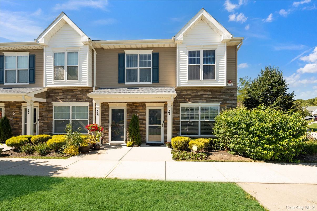 Exterior, Facade, Rowhouse