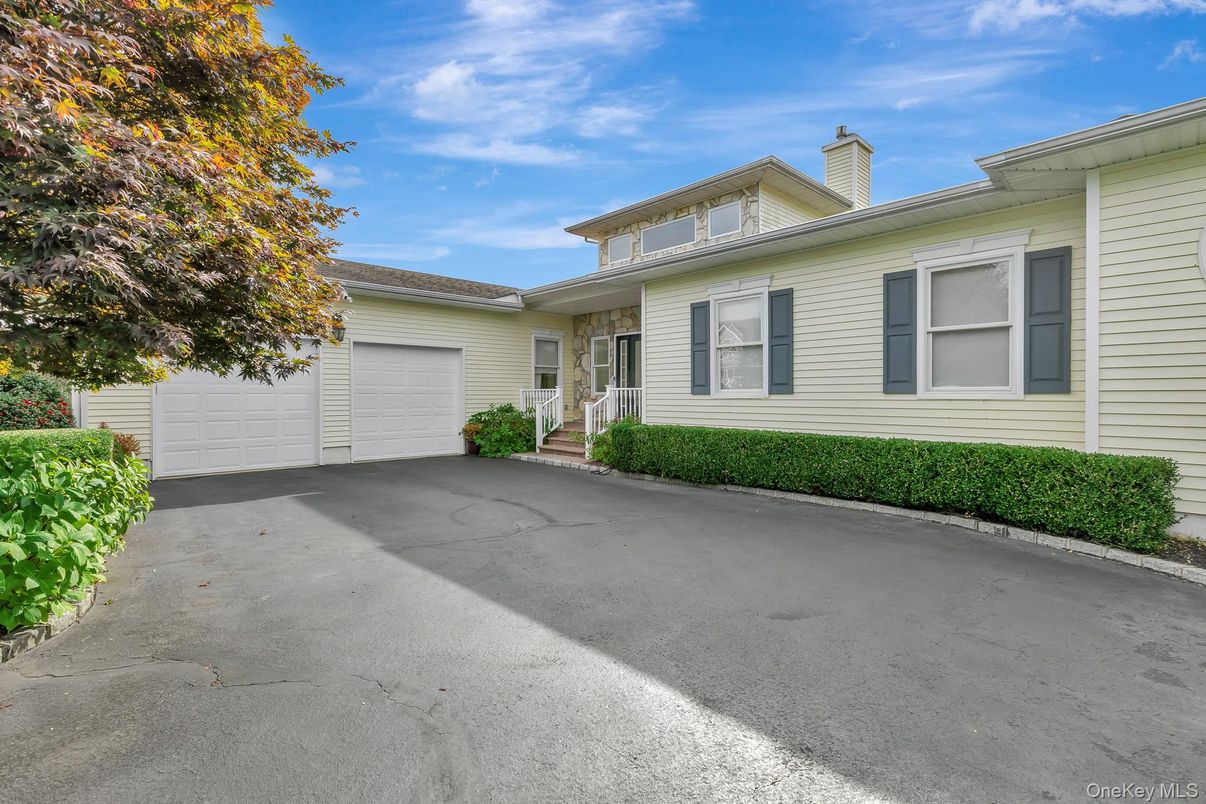 Attached, Exterior, Facade, Mediterranean