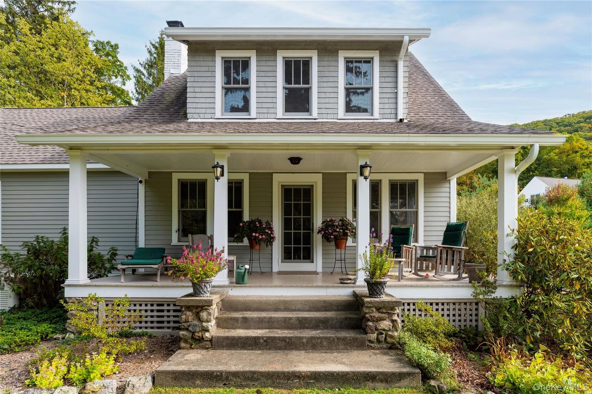 Exterior, Facade, American Foursquare
